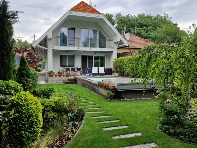 Eladó ház Budapest XVI. kerület, Rákosszentmihály 200 nm