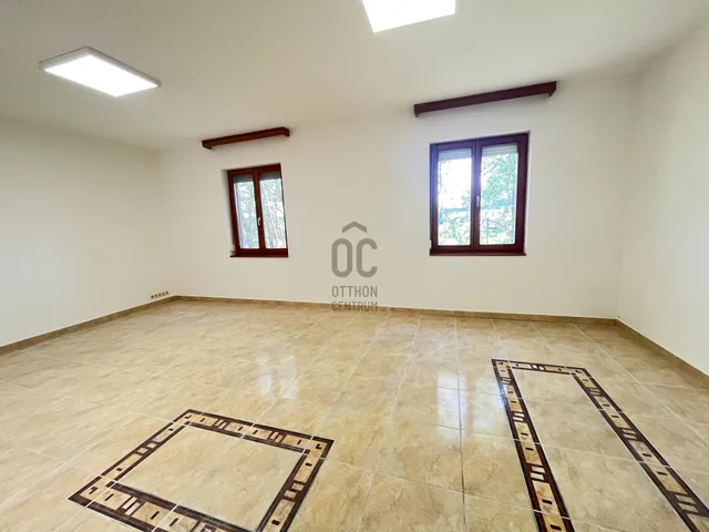 Kiadó kereskedelmi és ipari ingatlan Debrecen, Olajfa lakópark 185 nm
