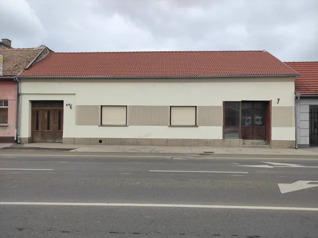 Kiadó kereskedelmi és ipari ingatlan Mohács, Kossuth Lajos út 100 nm