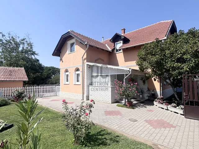 Eladó ház Ceglédbercel 220 nm