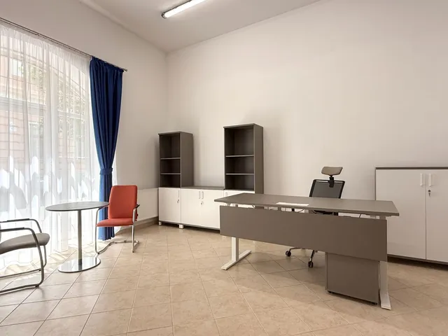 Kiadó kereskedelmi és ipari ingatlan Debrecen, Belváros 100 nm