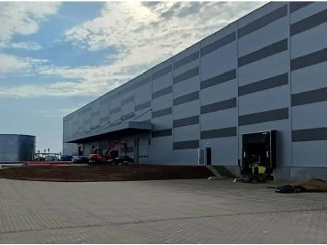 Kiadó kereskedelmi és ipari ingatlan Nyíregyháza 9400 nm