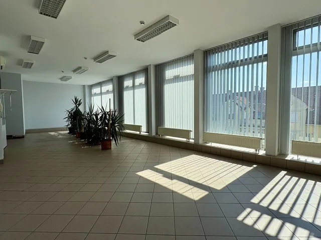 Kiadó kereskedelmi és ipari ingatlan Debrecen, Belváros 82 nm