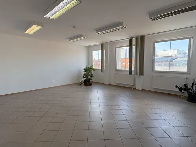 Kiadó kereskedelmi és ipari ingatlan Debrecen, Belváros 45 nm