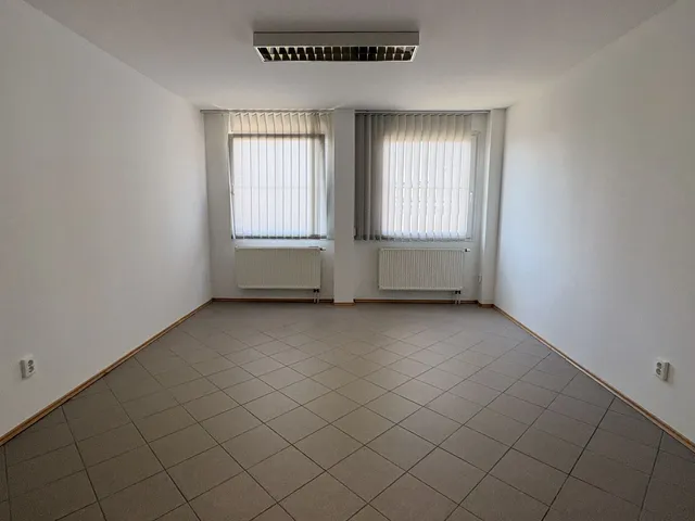 Kiadó kereskedelmi és ipari ingatlan Debrecen, Belváros 24 nm