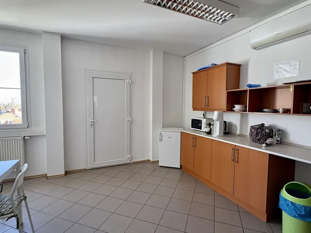 Kiadó kereskedelmi és ipari ingatlan Debrecen, Belváros 24 nm