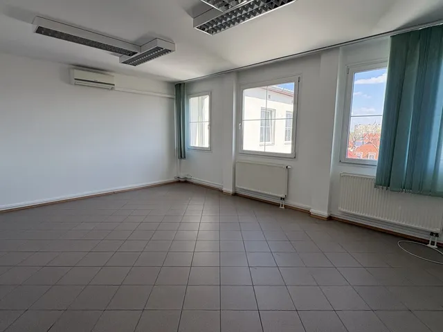 Kiadó kereskedelmi és ipari ingatlan Debrecen, Belváros 27 nm