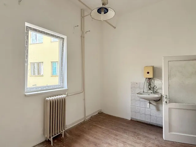 Kiadó kereskedelmi és ipari ingatlan Debrecen, Burgundia 15 nm