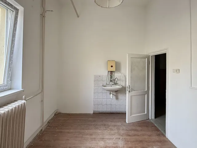 Kiadó kereskedelmi és ipari ingatlan Debrecen, Burgundia 15 nm