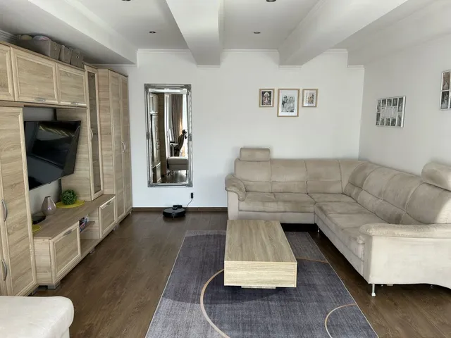 Kiadó ház Debrecen, József Attila-telep 250 nm