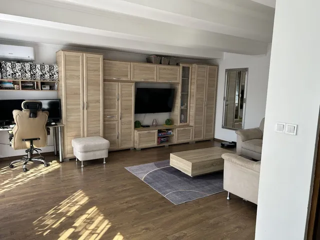 Kiadó ház Debrecen, József Attila-telep 250 nm