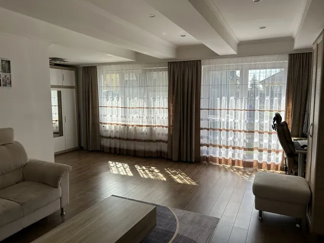 Kiadó ház Debrecen, József Attila-telep 250 nm