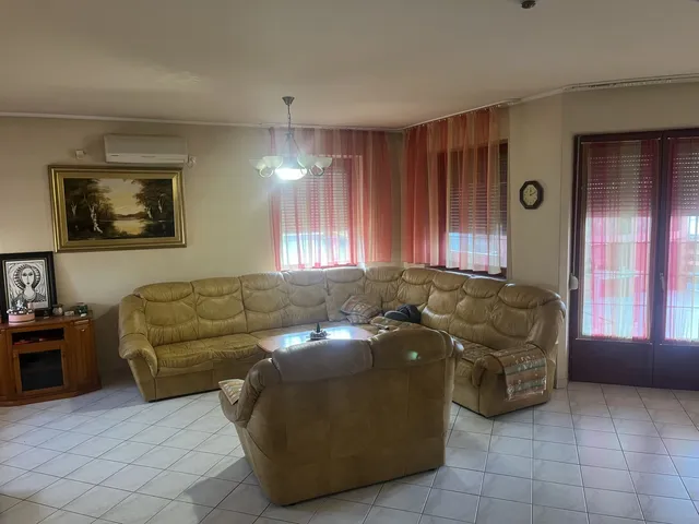 Eladó kereskedelmi és ipari ingatlan Debrecen, Veres Péter-kert 866 nm