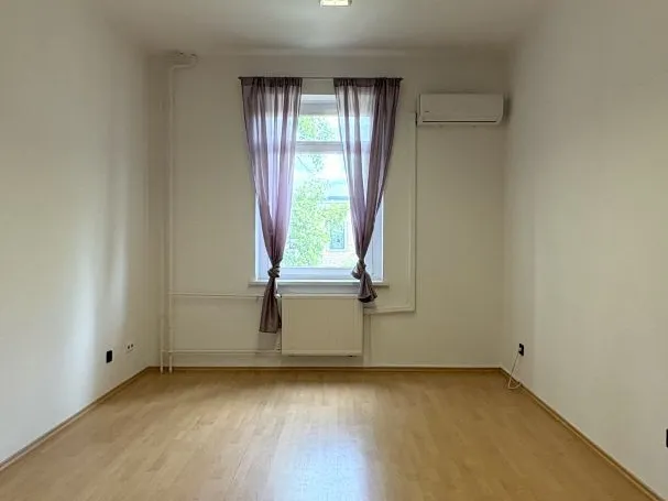 Kiadó kereskedelmi és ipari ingatlan Debrecen, Júliatelep 19 nm