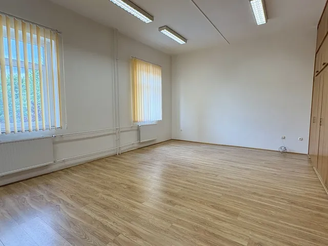 Kiadó kereskedelmi és ipari ingatlan Debrecen, Júliatelep 38 nm