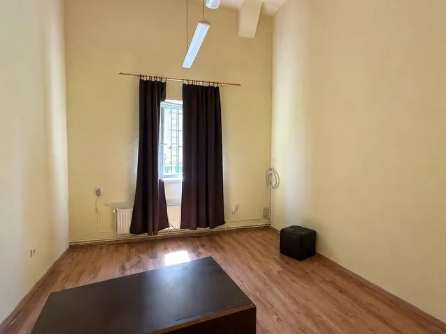 Kiadó kereskedelmi és ipari ingatlan Debrecen, Burgundia 27 nm