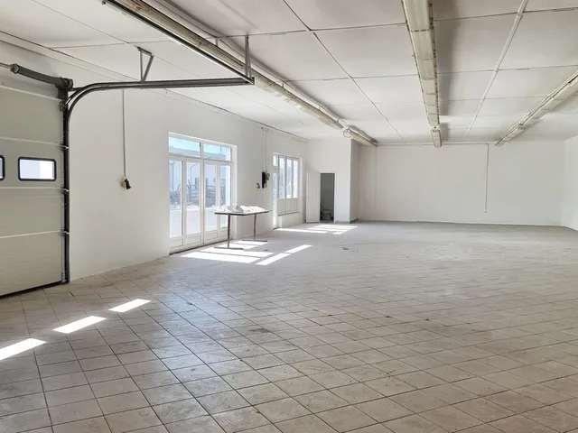 Kiadó kereskedelmi és ipari ingatlan Nyíregyháza, Belváros, Debreceni utca 300 nm