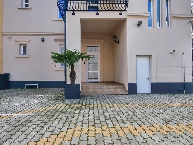 Kiadó kereskedelmi és ipari ingatlan Nyíregyháza, Belváros, Dózsa György utca  300 nm