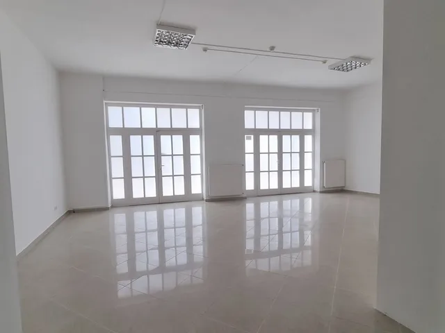 Kiadó kereskedelmi és ipari ingatlan Nyíregyháza, Belváros, Dózsa György utca  300 nm