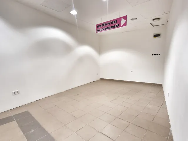 Eladó kereskedelmi és ipari ingatlan Nyíregyháza, Belváros, Kossuth tér  35 nm