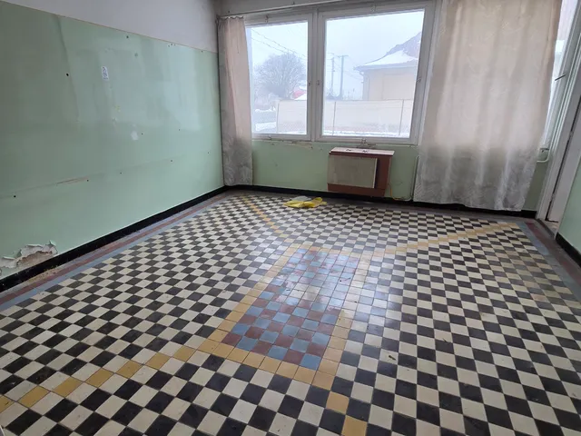 Eladó kereskedelmi és ipari ingatlan Debrecen, Csapókert 80 nm