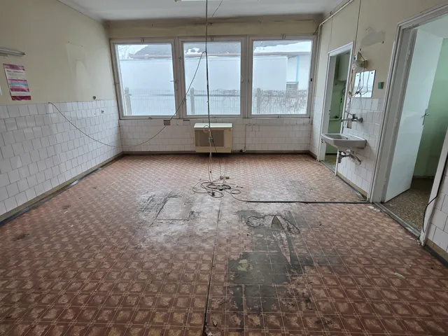 Eladó kereskedelmi és ipari ingatlan Debrecen, Csapókert, Sámsini út 81. 80 nm