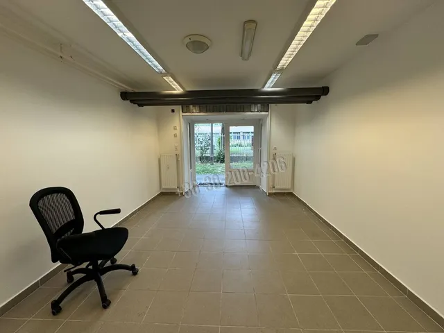 Eladó kereskedelmi és ipari ingatlan Mosonmagyaróvár, Városközpont 55 nm