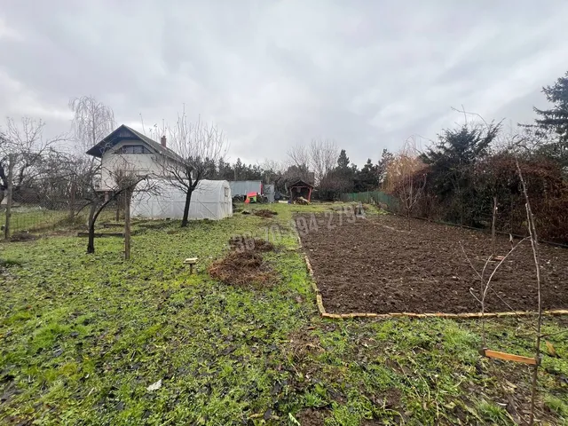 Eladó telek Oroszlány 760 nm
