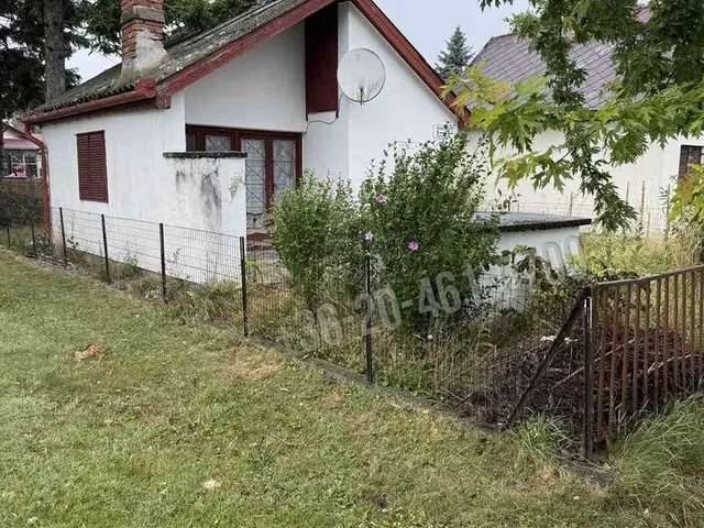Eladó üdülő és hétvégi ház Lipót 21 nm