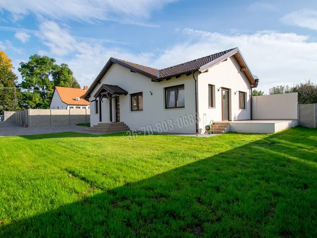 Eladó ház Mosonmagyaróvár, Család sor 120 nm