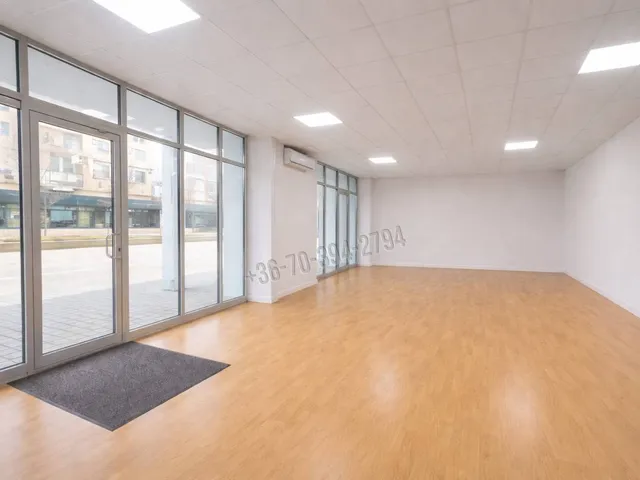 Eladó kereskedelmi és ipari ingatlan Tatabánya, Dózsakert, Sétáló utca 79 nm