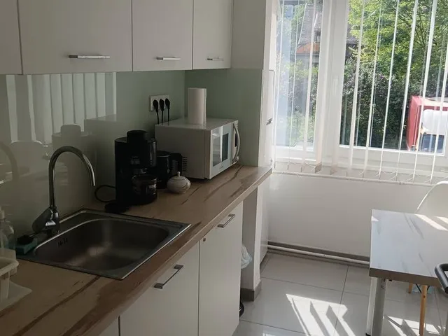 Kiadó kereskedelmi és ipari ingatlan Győr, Nádorváros 31 nm