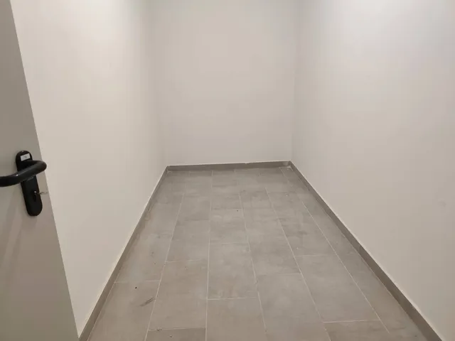 Eladó garázs Komárom 7 nm