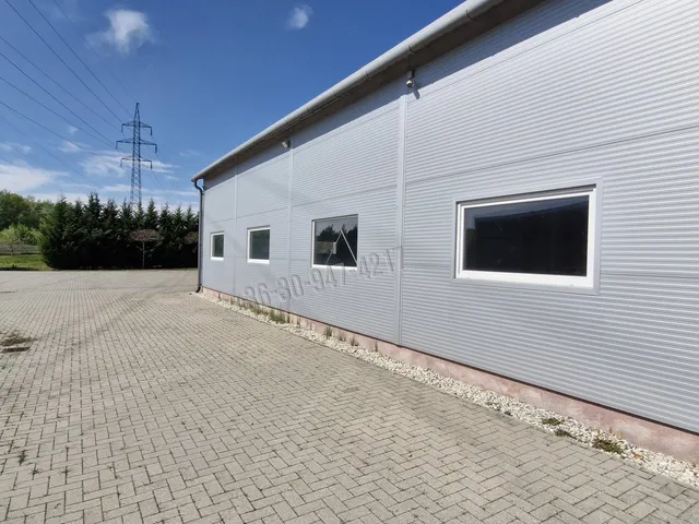 Eladó kereskedelmi és ipari ingatlan Tatabánya, Panoráma lakópark 235 nm