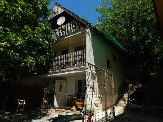 Eladó nyaraló Tatabánya, Turuloldal 130 nm