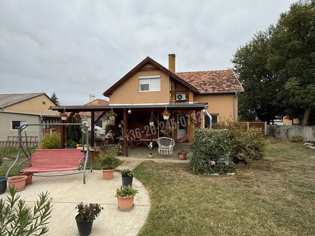 Eladó ház Koroncó 250 nm