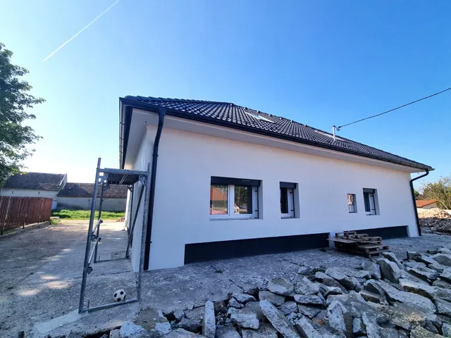 Eladó ház Bezenye 189 nm