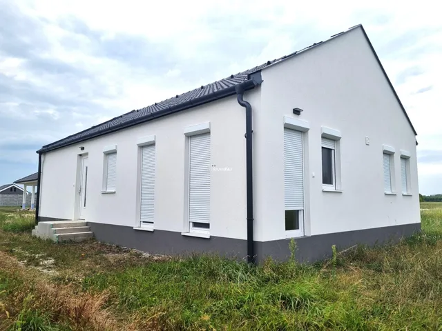 Eladó ház Lipót 98 nm