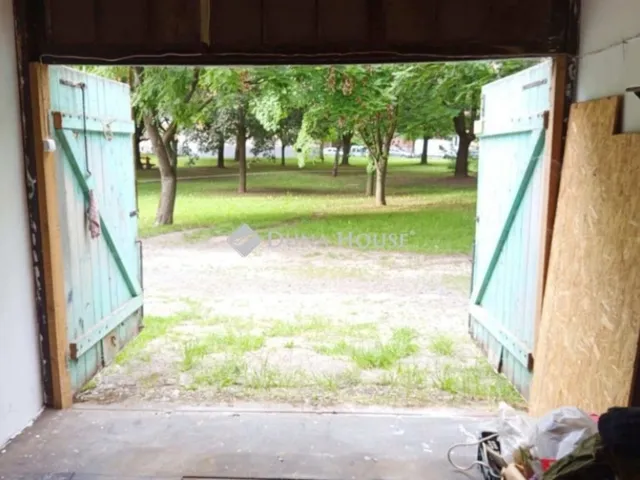 Eladó garázs Vác, Deákvár 15 nm