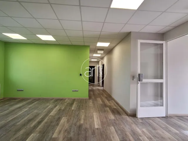 Kiadó kereskedelmi és ipari ingatlan Szeged, Rókus, Bakay Nándor utca 215 nm