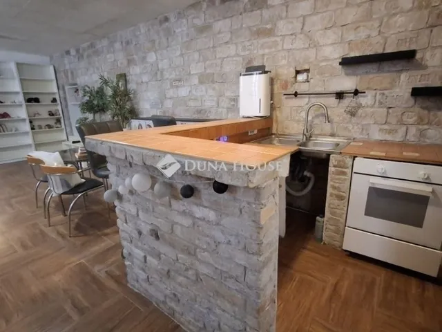 Eladó kereskedelmi és ipari ingatlan Budapest III. kerület 79 nm