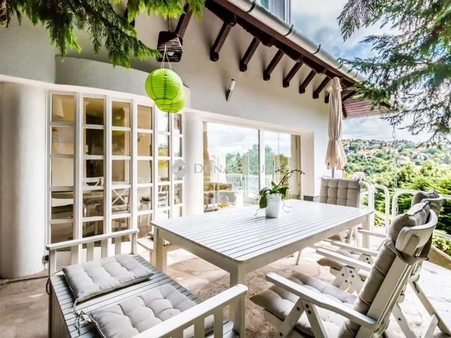 Eladó ház Budapest II. kerület, Máriaremete 240 nm