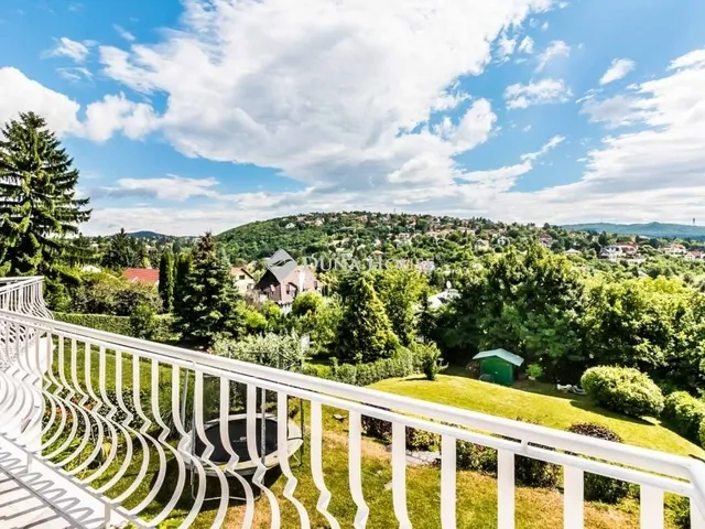 Eladó ház Budapest II. kerület, Máriaremete 240 nm