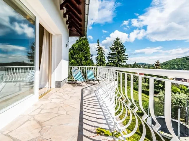 Eladó ház Budapest II. kerület, Máriaremete 240 nm