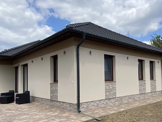 Kiadó ház Kecskemét, Hunyadiváros 117 nm