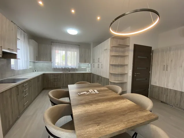 Kiadó ház Kecskemét, Hunyadiváros 117 nm