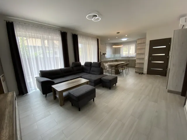 Kiadó ház Kecskemét, Hunyadiváros 117 nm