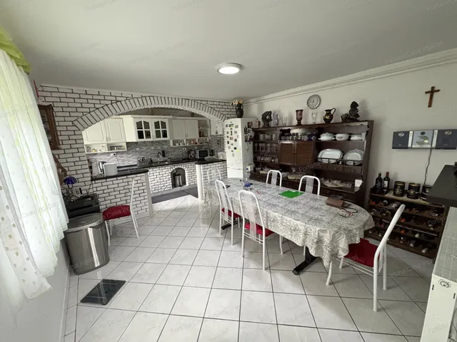 Eladó ház Kecskemét, Hunyadiváros 147 nm