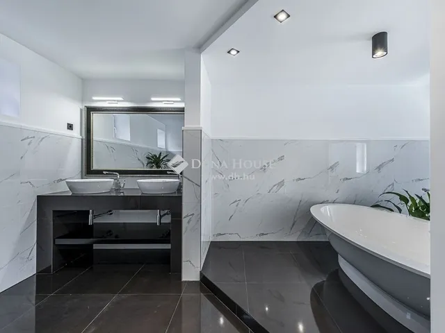 Eladó ház Csobánka 300 nm