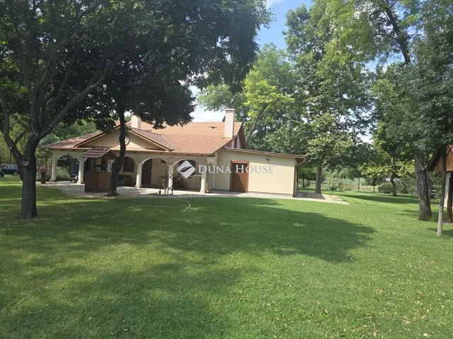 Eladó ház Tiszakécske 200 nm